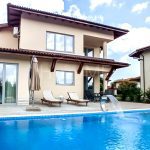 3-bedroom villa with terrace, heated swimming pool and private garden in golf resort